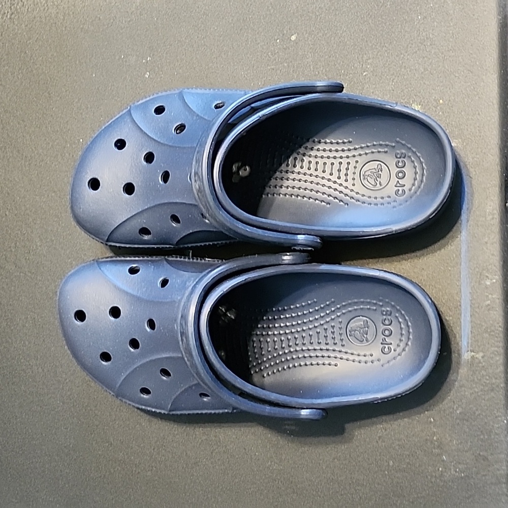 Unisex blue crocs